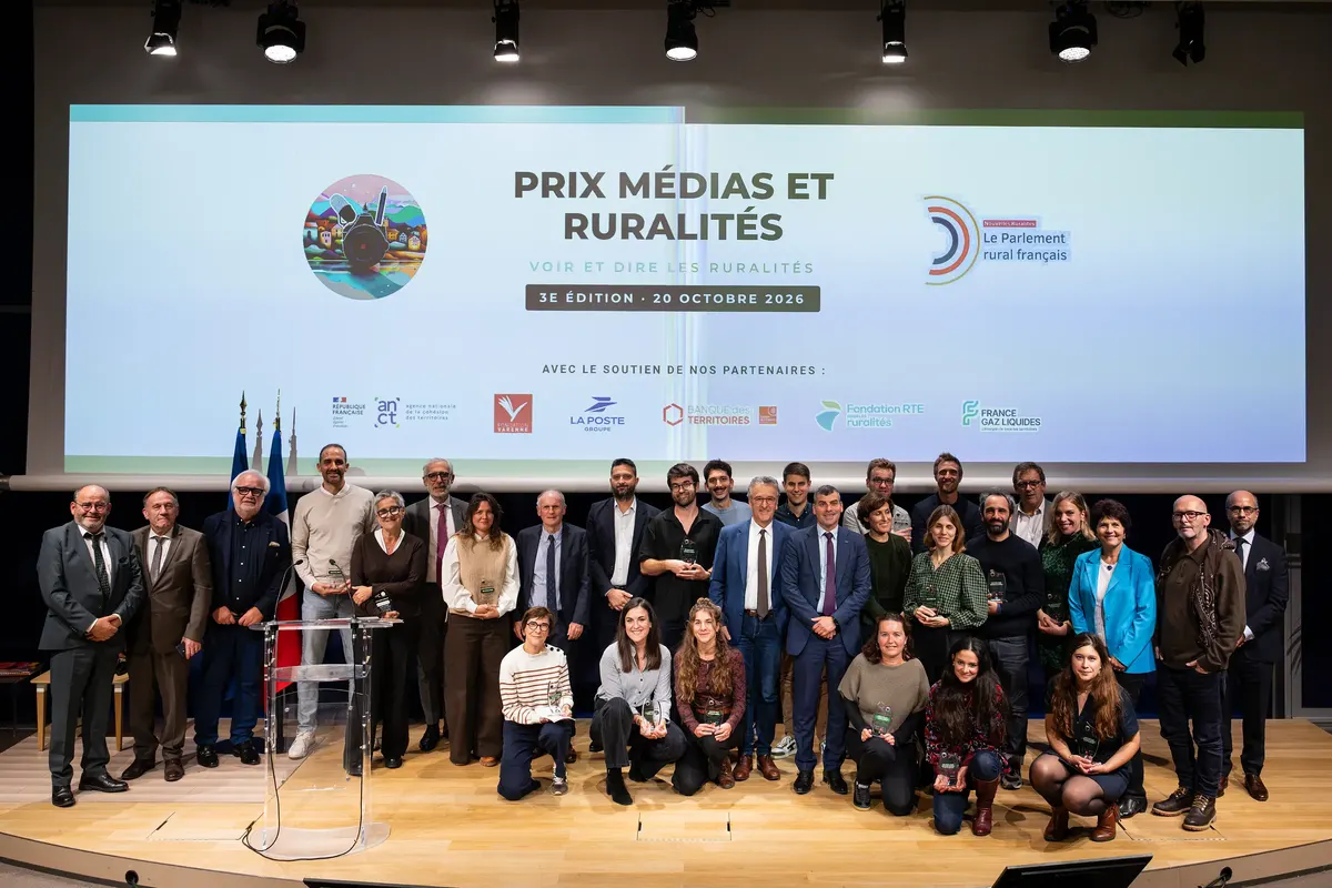 Photo de famille : les lauréats 2026, le jury et les partenaires du prix sur la scène