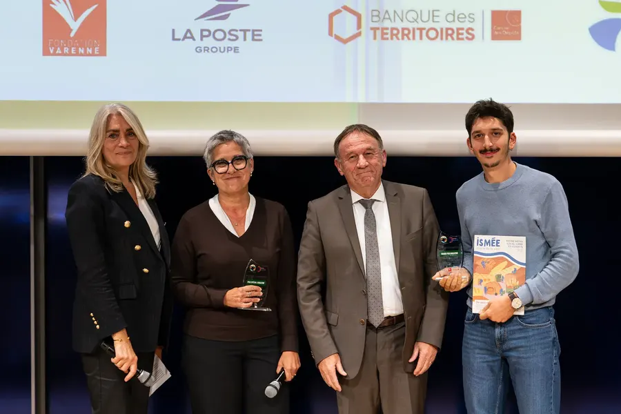 Les lauréats Magazine sur scène avec les membres du jury, le 20 octobre 2026
