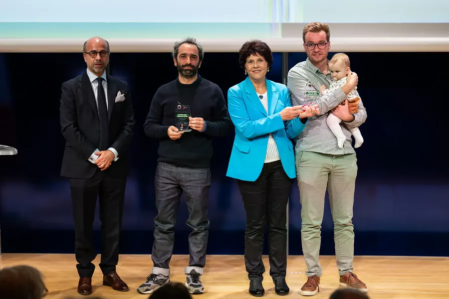 Les lauréats Presse hebdomadaire régionale sur scène avec les membres du jury, le 20 octobre 2026