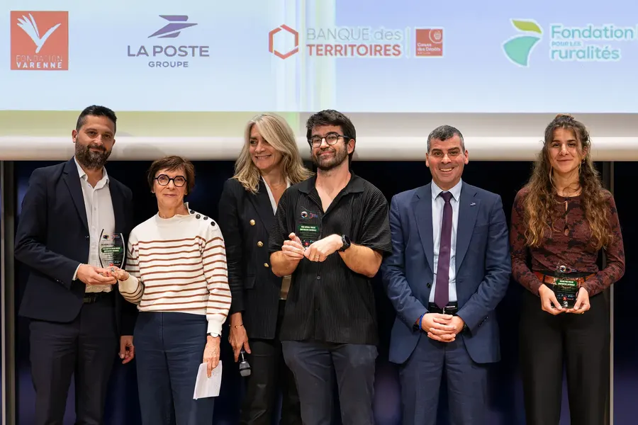 Les lauréats Presse quotidienne nationale sur scène avec les membres du jury, le 20 octobre 2026