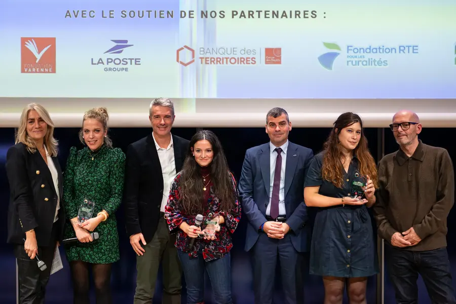 Les lauréats Presse quotidienne régionale et départementale sur scène avec les membres du jury, le 20 octobre 2026