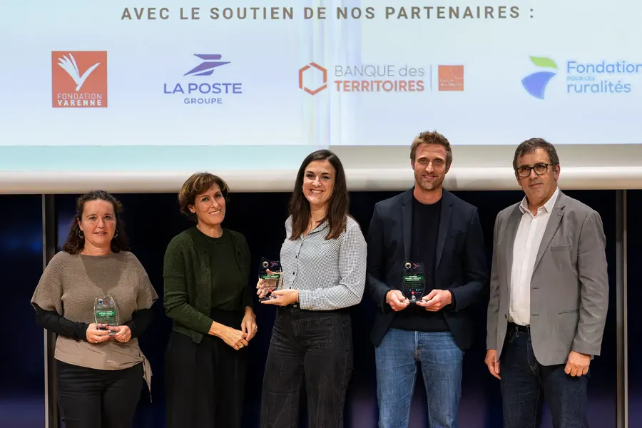 Les lauréats Télévision et journalistes reporters d’images sur scène avec les membres du jury, le 20 octobre 2026