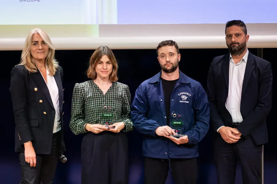 Les lauréats Web sur scène avec les membres du jury, le 20 octobre 2026